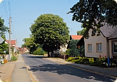 Hauptstraße im Dorfzentrum